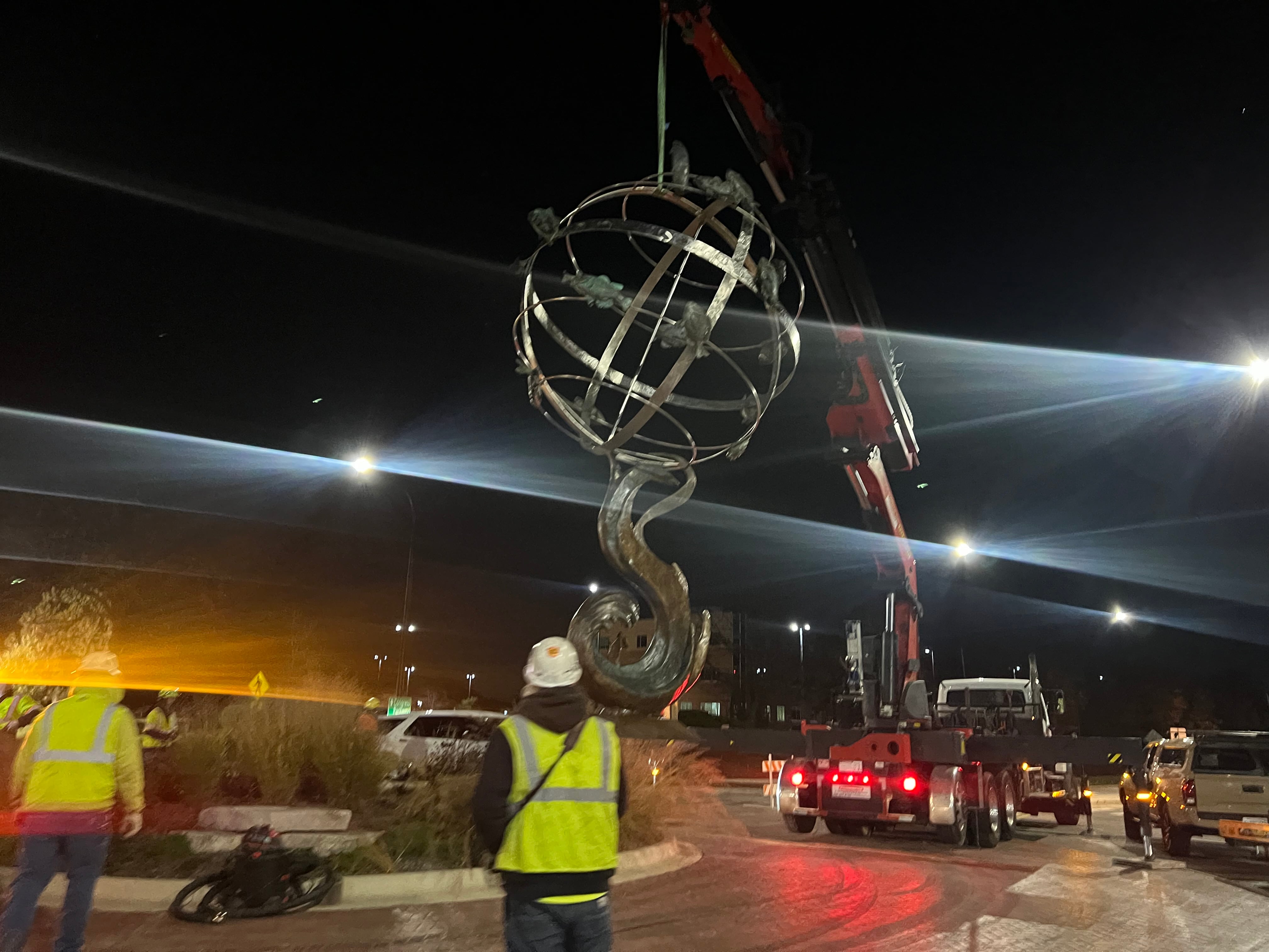Crystal Lake’s new roundabout sculpture, by local artist, installed overnight — Tinley Park Arts news